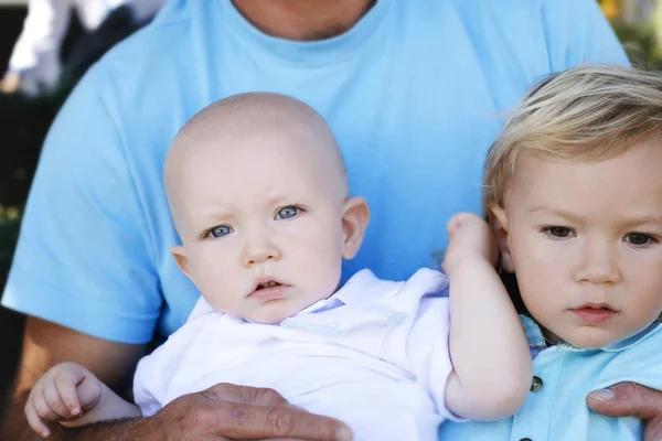 Dva malí chlapci v jejich otec — Stock fotografie