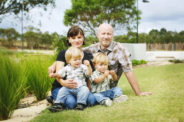 Retrato de una familia feliz al aire libre en un —  Fotos de Stock