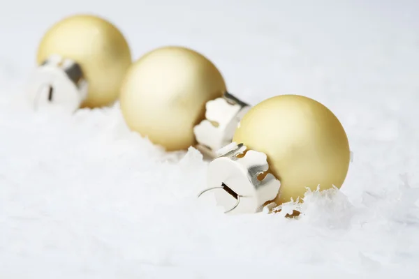 Oro Navidad adornos de bolas . —  Fotos de Stock