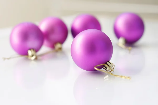 Boules de Noël violettes sur une languette en verre — Photo