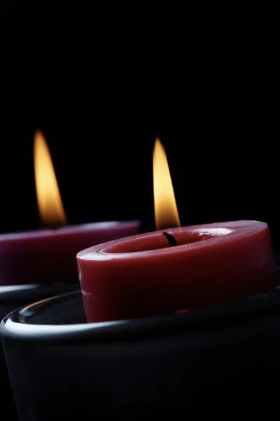 Kaarsen in het donker. — Stockfoto