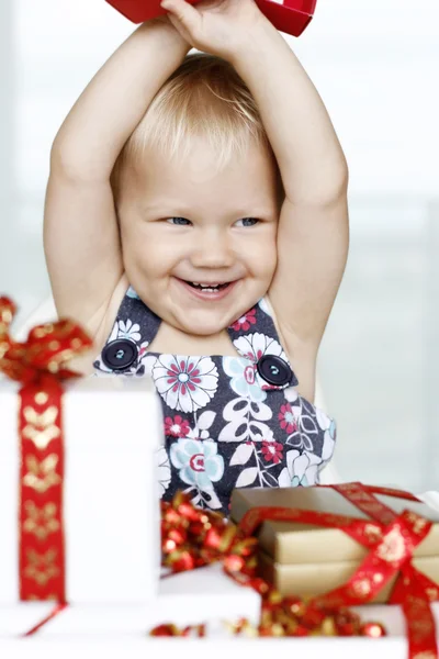 Κοριτσάκι gleefully άνοιγμα των χριστουγεννιάτικων — Φωτογραφία Αρχείου