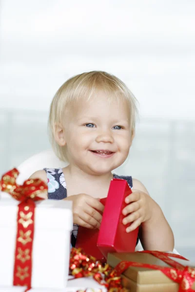 Κοριτσάκι gleefully άνοιγμα των χριστουγεννιάτικων — Φωτογραφία Αρχείου