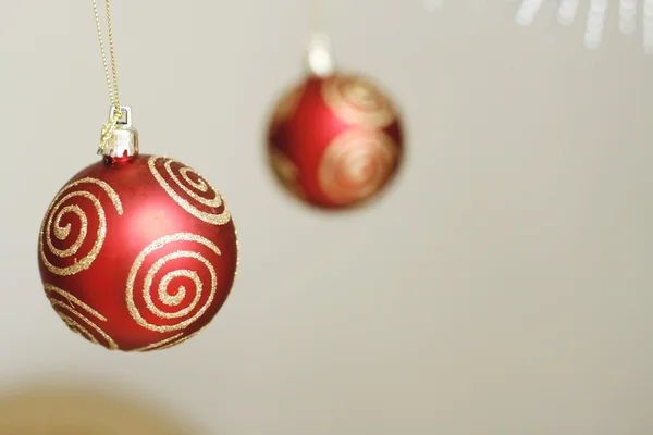 Iki kırmızı dekoratif Noel baubles. — Stok fotoğraf