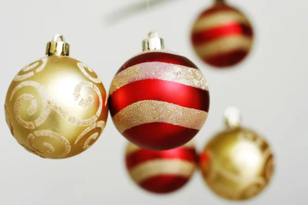 Colgando bolas decorativas de Navidad . —  Fotos de Stock