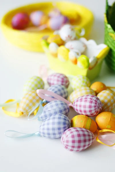 Easter eggs, tray and basket. — Stock Photo, Image