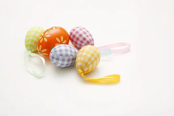 Arranjo de ovos de Páscoa coloridos . — Fotografia de Stock