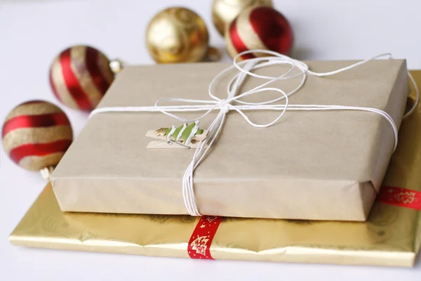 Dva jednoduše zabalený vánoční dárky s — Stock fotografie