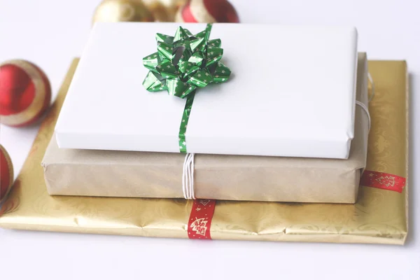 Drei einfach verpackte Weihnachtsgeschenke mit Witz — Stockfoto
