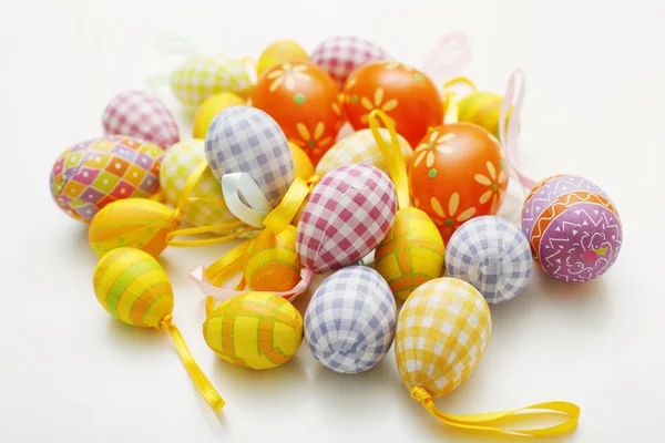 Arranjo de ovos de Páscoa coloridos . — Fotografia de Stock