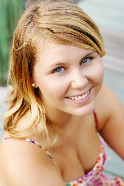 Retrato de una hermosa y sonriente joven bl — Foto de Stock