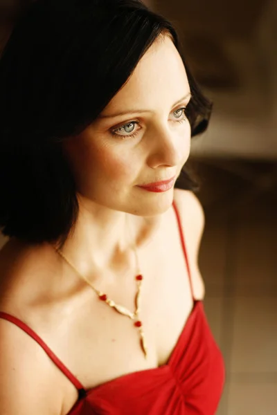 Portrait d'une belle femme dans un o rouge — Photo