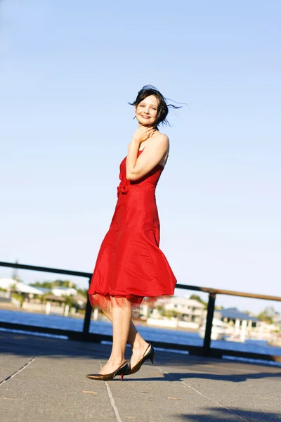 Piękna kobieta w czerwonej sukience na zewnątrz. — Zdjęcie stockowe