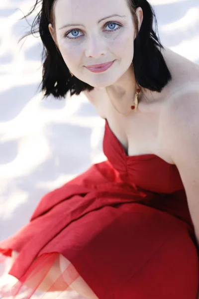 Retrato de una hermosa mujer en una d roja —  Fotos de Stock