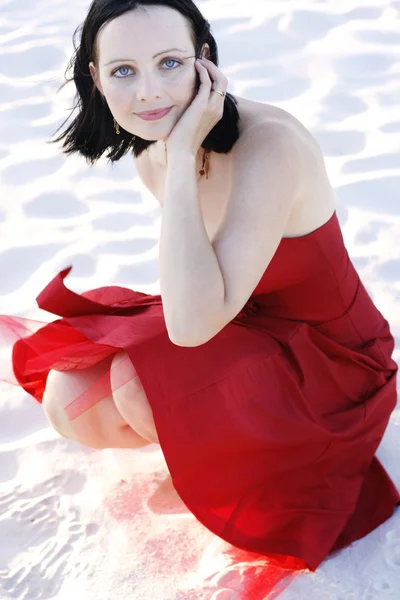 Retrato de una hermosa mujer en una d roja — Foto de Stock