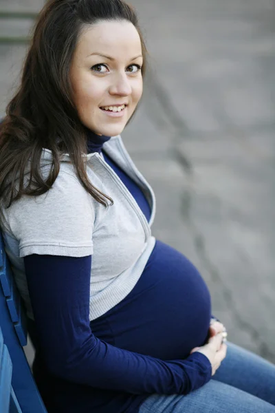 Happy young pregnant woman outdoors. — Stok fotoğraf