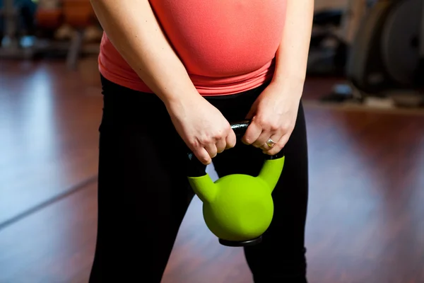 Mulher grávida se exercitando com um kettleb — Fotografia de Stock