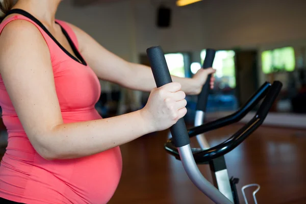 Schwangere macht Herz-Kreislauf-Übungen — Stockfoto