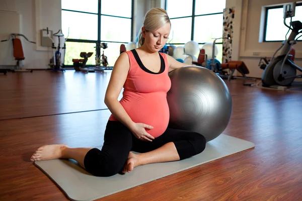 Pregnant woman doing relaxation exercise — Stock Photo, Image