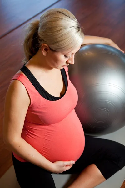 Těhotná žena, která dělá relaxační cvičení — Stock fotografie