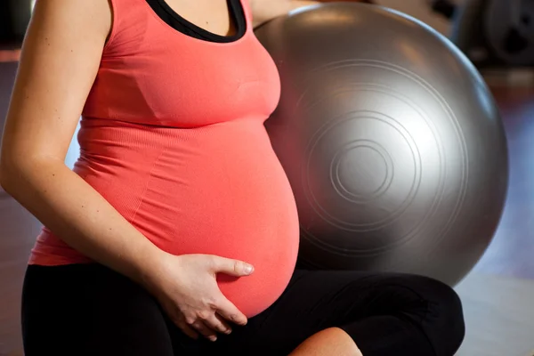 リラクゼーション運動をしている妊娠中の女性 — ストック写真