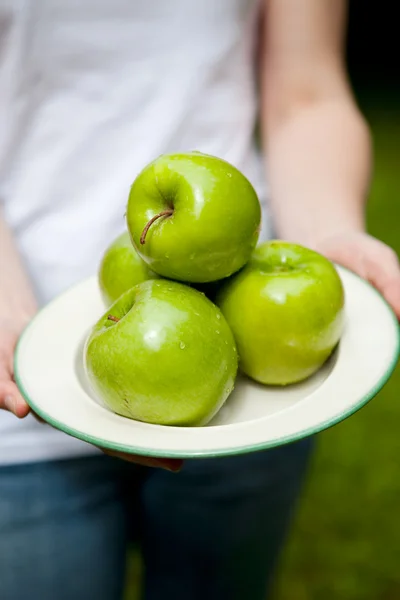 Gröna saftiga äpplen — Stockfoto