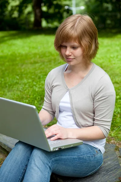 Giovane femmina con computer portatile — Foto Stock