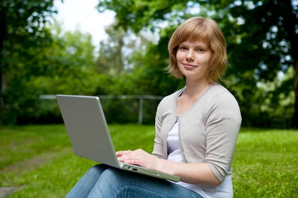 Giovane femmina con computer portatile — Foto Stock