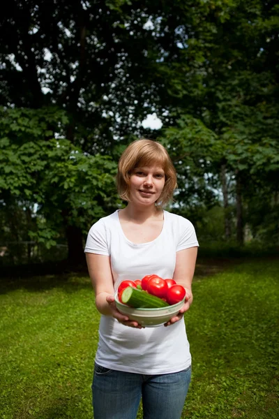 stock image Girl holding a bowl of tomato and cucumber