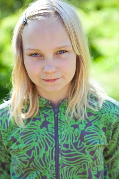Portret dziewczynki w lecie — Zdjęcie stockowe