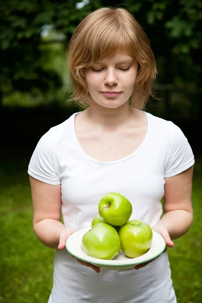 Dziewczynka gospodarstwa świeże zielone jabłka — Zdjęcie stockowe