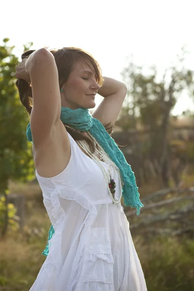 Atraktivní žena relaxaci na čerstvém vzduchu. — Stock fotografie