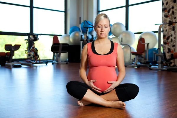 Femme enceinte relaxant et tenant le ventre . — Photo