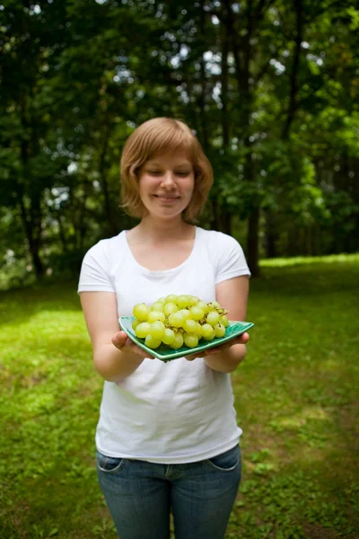 Kız holding Yeşil üzüm — Stok fotoğraf