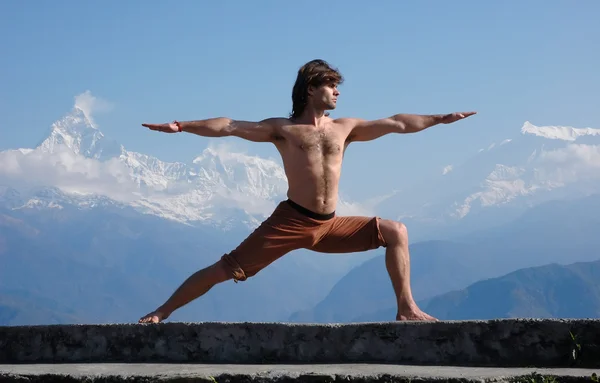 在 himalays 中的瑜伽 — 图库照片