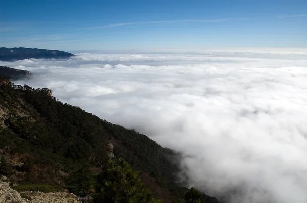 Montañas salvajes en la niebla — Foto de Stock