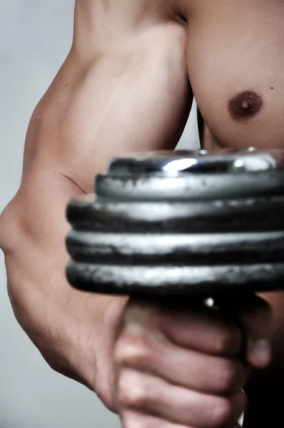 Mužů svalů paže zdvihací váha — Stock fotografie