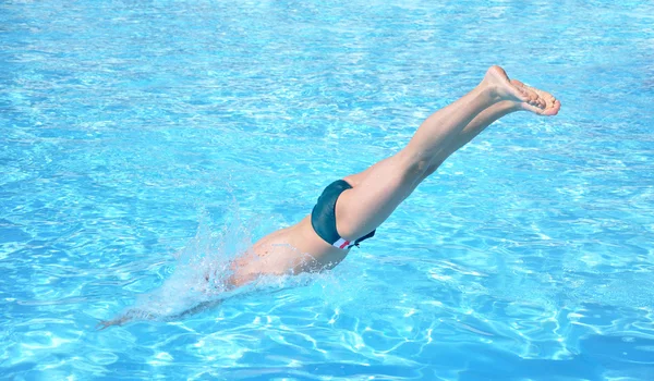 游泳运动员跳跃 — 图库照片