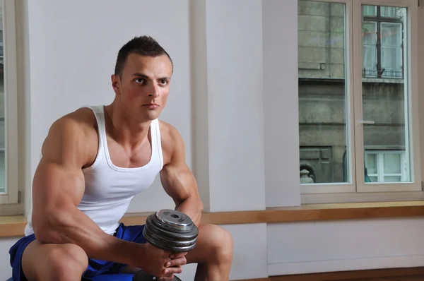 Kräftiger muskulöser Mann, der Gewicht hebt — Stockfoto