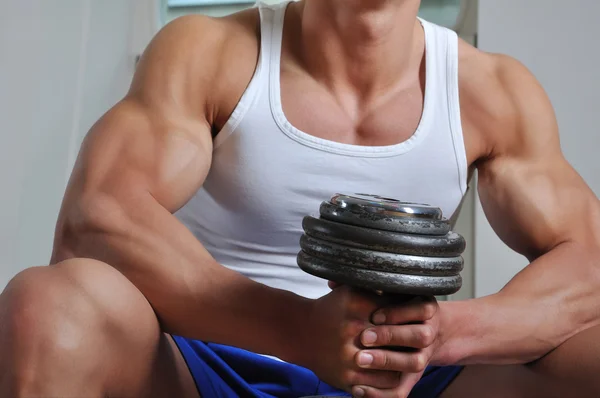 Kräftiger muskulöser Mann, der Gewicht hebt — Stockfoto