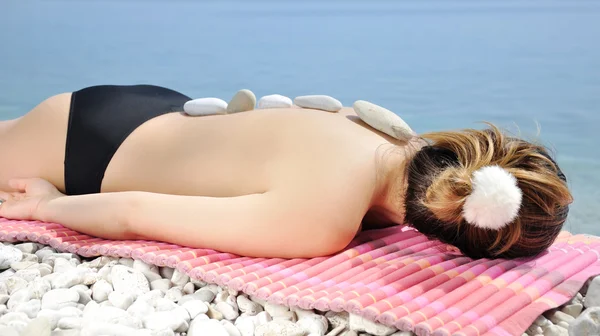 Stone-massage op het strand — Stockfoto