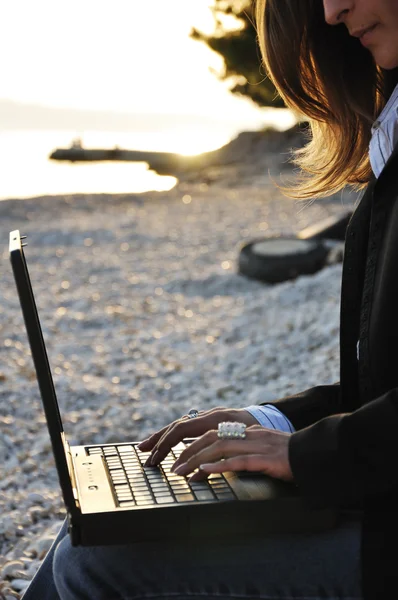 Деловая женщина, работающая на компьютере — стоковое фото