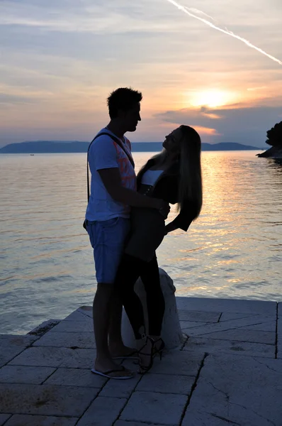 Paar umarmt sich verliebt bei Sonnenuntergang — Stockfoto