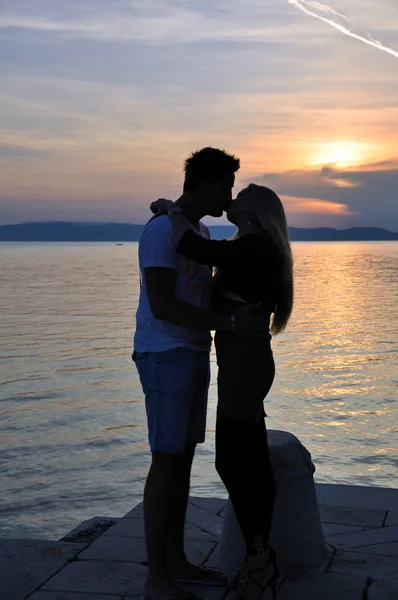 Paar umarmt sich verliebt bei Sonnenuntergang — Stockfoto