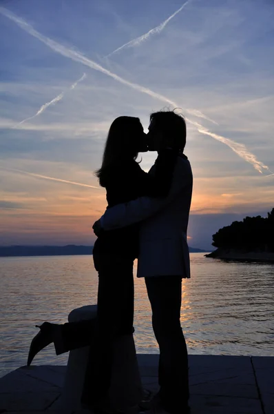 Casal abraçando no amor no pôr do sol — Fotografia de Stock