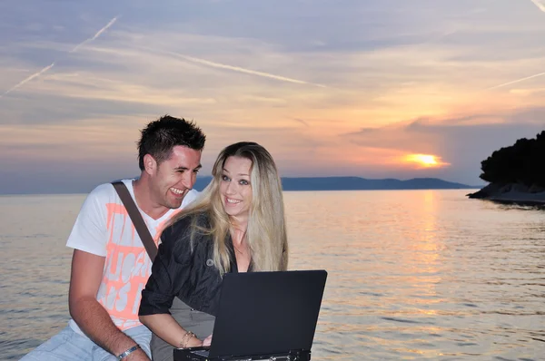 Un paio di studenti che lavorano al computer al tramonto — Foto Stock