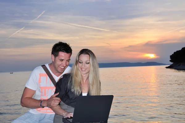 Ein paar Studenten arbeiten am Computer bei Sonnenuntergang — Stockfoto
