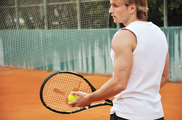 Genç adam tenis oynuyor. — Stok fotoğraf
