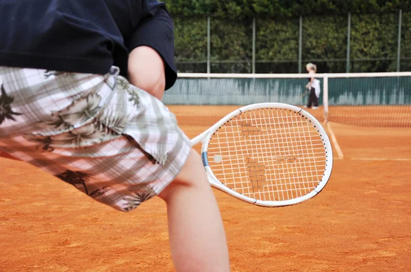 Νεαρός άνδρας που παίζει τένις — Φωτογραφία Αρχείου