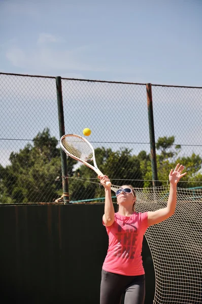 Jovem do sexo feminino jogando tênis — Fotografia de Stock